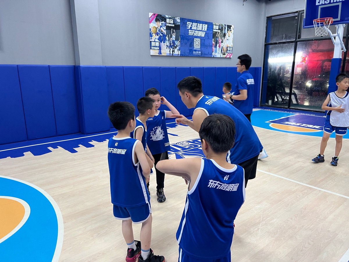 老年篮球爱好者如何练习控卫技巧_0